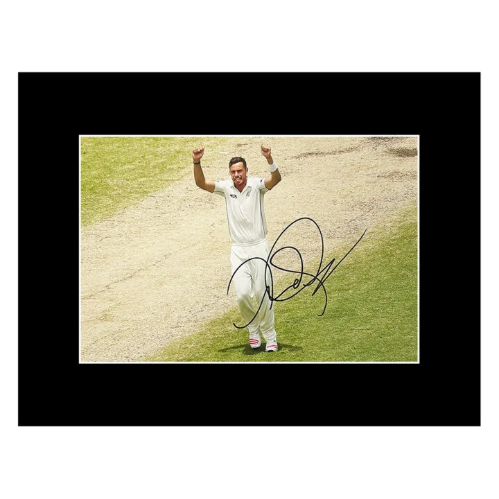 Autograph Tim Southee Photo Display 16x12 - New Zealand Icon